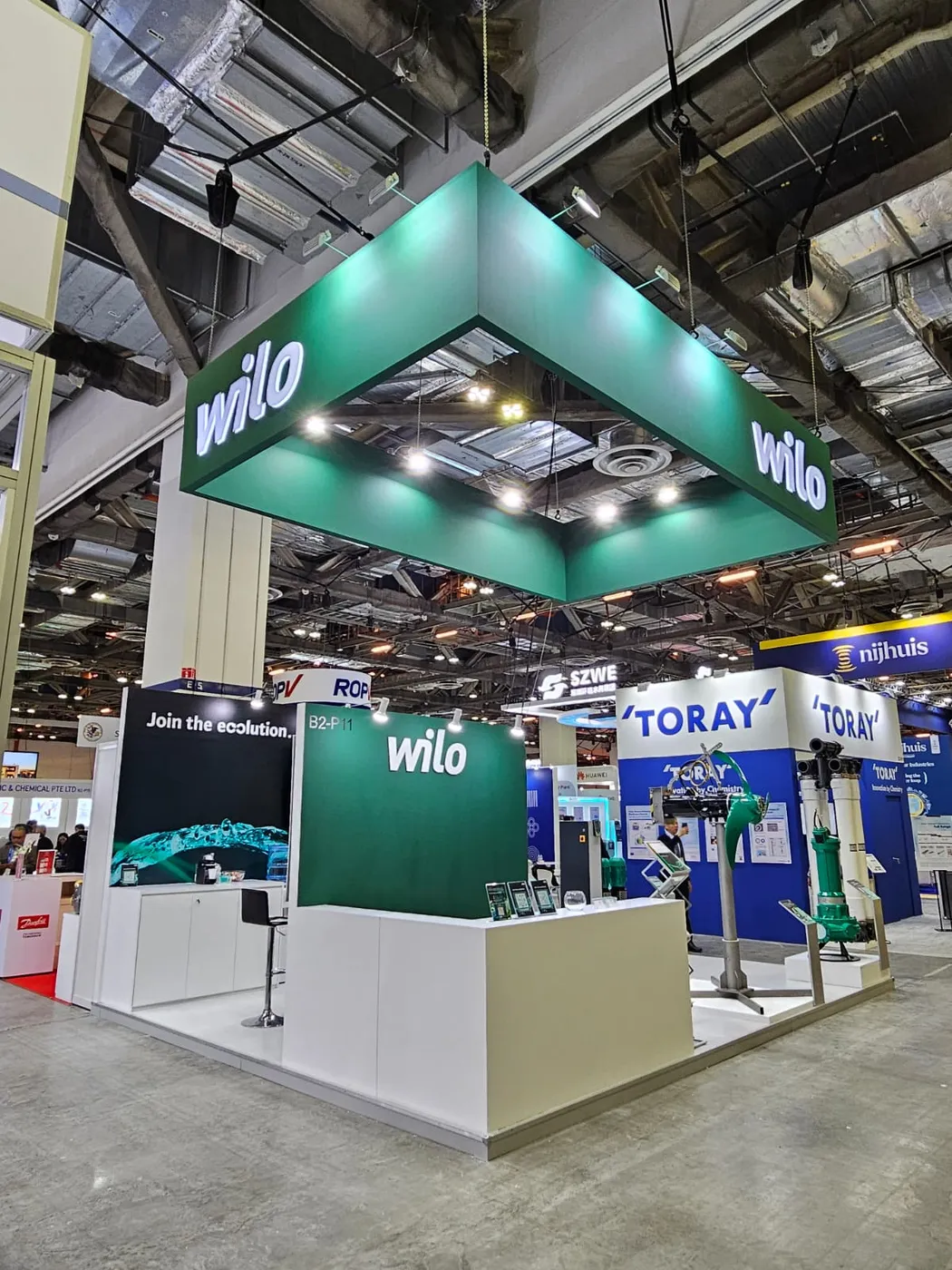 Curved island exhibition stand with meeting areas built by JOKO